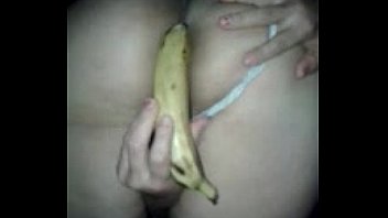 se mete una banana en el.