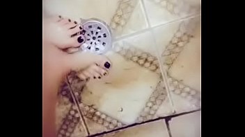 Aline tavares lavando seus pé_s no banho