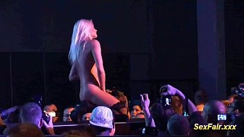blond likes doing live displays