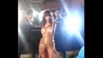 anushka sharma hooters shown during shooting scorching cleavage.