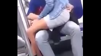 novios follan en el metro