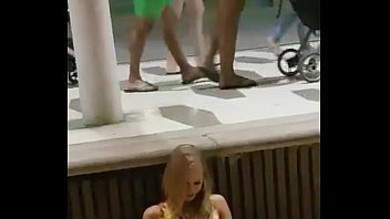 Novinha safada tira a calcinha e bate uma siririca na praia