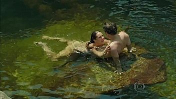 Paolla Oliveira nadando pelada em Felizes Para Sempre